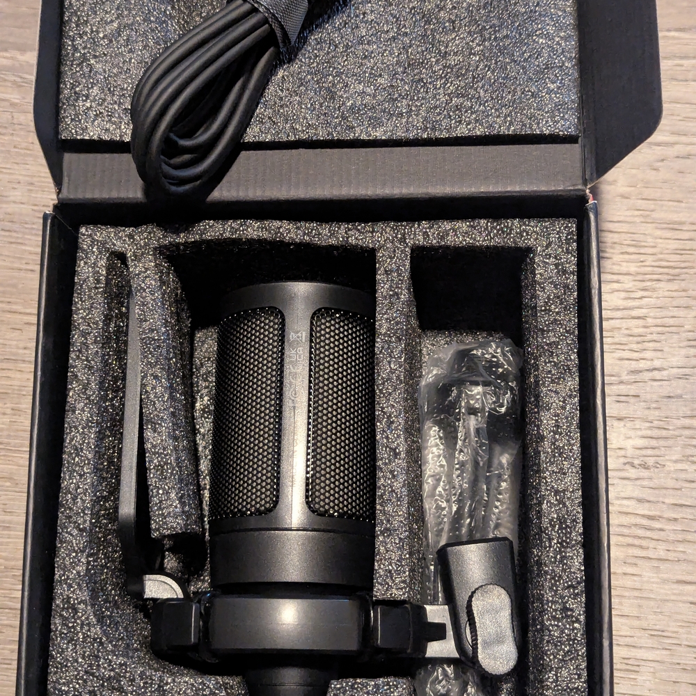 Fifine A6V Ampligame RGB Gaming Microphone - Black with Pink/Blue Lighting - Picture 3 of 5